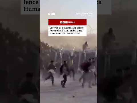 Video shows crowd of Palestinians rushing to aid site in Gaza. #Israel #Gaza #BBCNews