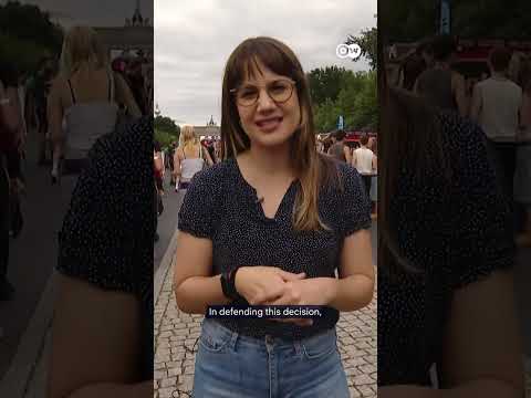 Hundreds of thousands at Christopher Street Day in Berlin | DW News