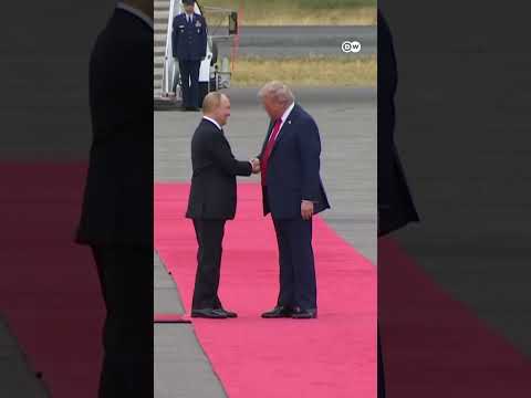 The moment Trump and Putin shake hands ahead of high-stakes summit in Anchorage, Alaska | DW News