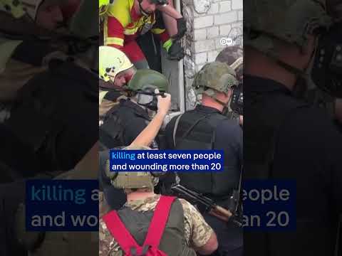 Massive air strike hits residential building in Kharkiv | DW News