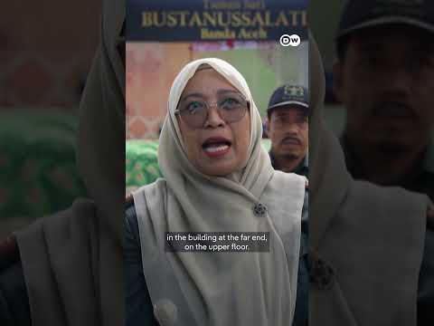 Indonesia: Men publicly caned in for homosexual behavior | DW News