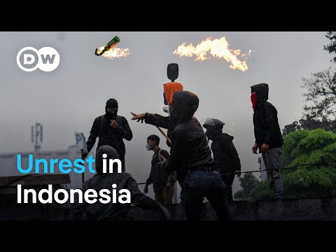Violent protests erupt in Indonesia after police killing | DW News