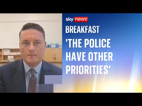 Streeting says ministers ‘would rather see police on the streets than policing tweets’