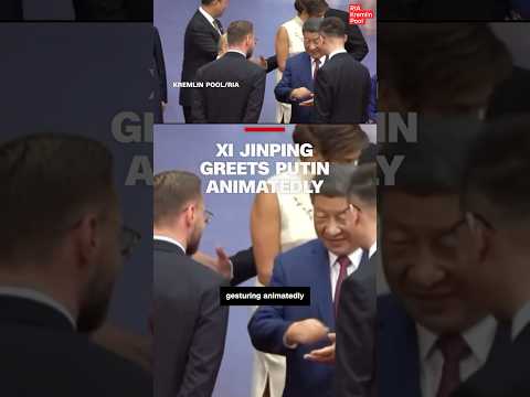 Xi Jinping greets Putin animatedly