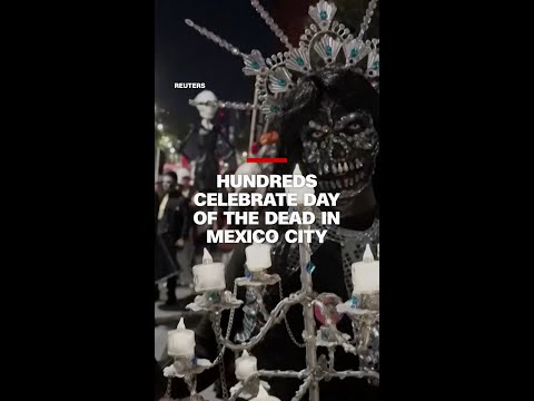 Hundreds celebrate Day of the Dead in Mexico City