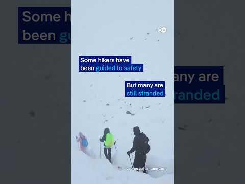 Snowstorm traps hundreds of hikers on Mount Everest | DW News