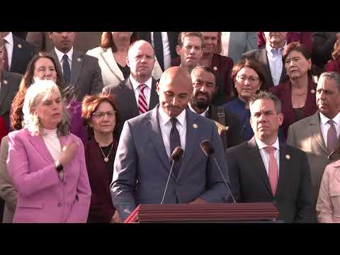 Hakeem Jeffries holds news conference ahead of House vote on shutdown – watch live
