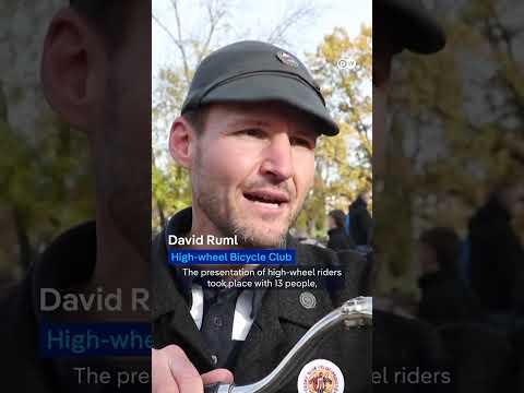 Prague: Penny-farthing bicycle enthusiasts take to the streets in period outfits | DW News