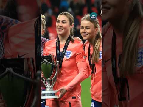 Mary Earps her ‘difficult’ relationship with goalkeeping rival Hannah Hampton #itvnews #news