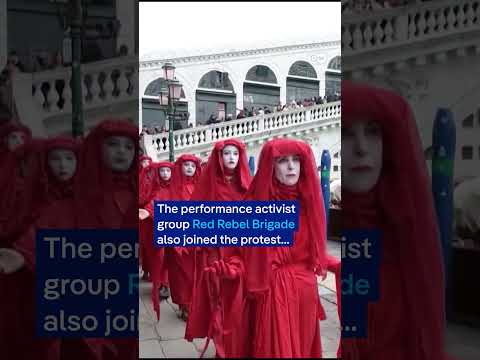 Climate activists dye Venice’s Grand Canal green | DW News