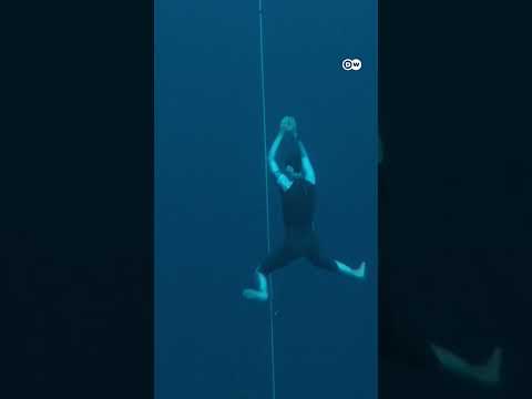 New freediving record: 86 meters, no fins | DW News