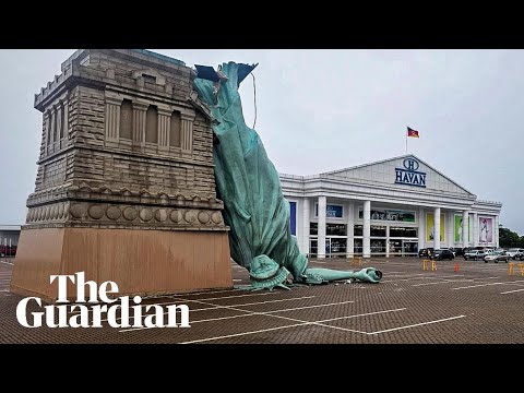 Moment Statue of Liberty replica collapses due to wind in Brazil
