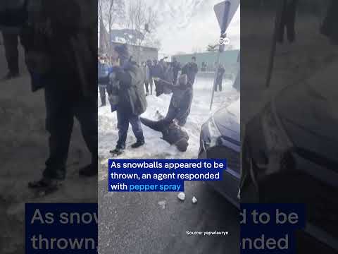 ICE agents drag woman through snow in Minneapolis, confronted by prostesters | DW News