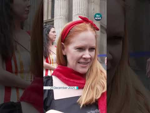 Flash mob celebrates Dick Van Dyke’s 100th birthday at St Paul’s Cathedral #itvnews #shorts