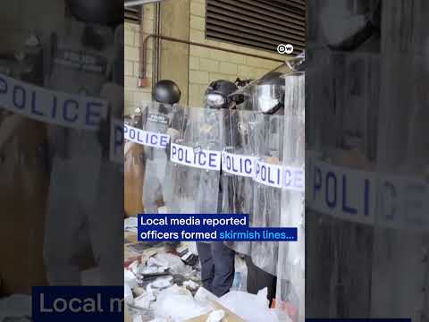 Protesters clash with police outside an LA detention center | DW News