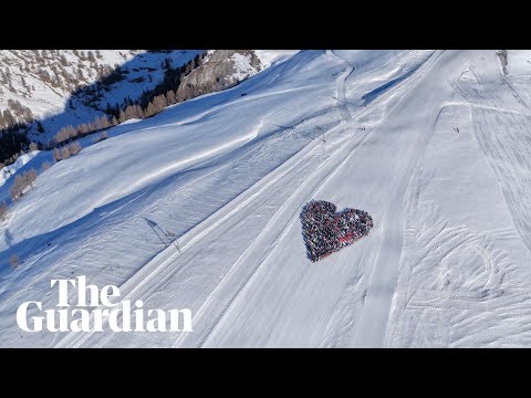 Skiers pay tribute to Crans-Montana fire victims