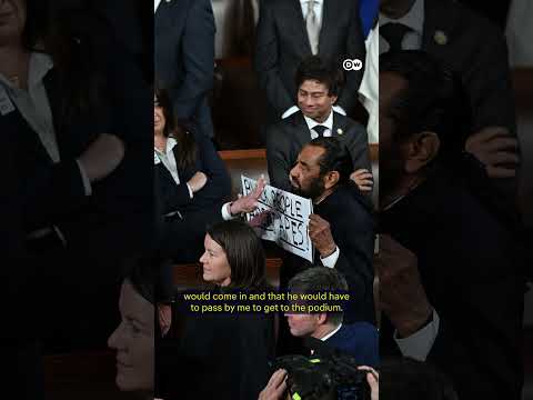 Rep. Al Green removed from Trump’s State of the Union address over ‘apes’ protest sign | DW News