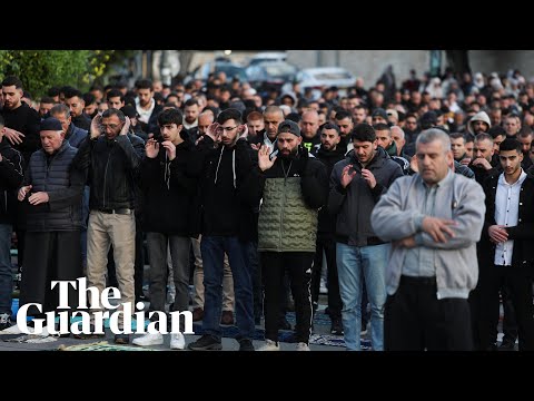 Palestinians pray in street after Israeli authorities close al-Aqsa mosque