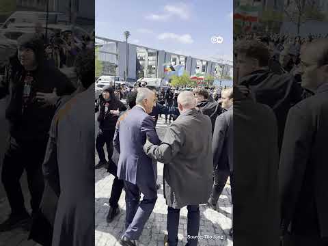 Reza Pahlavi hit by red-colored liquid in Berlin | DW News