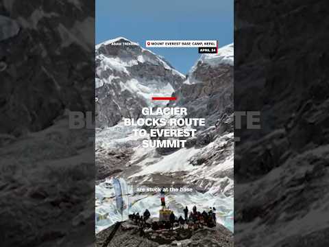 Glacier blocks route to Everest summit