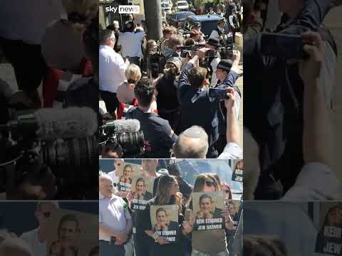 Starmer booed and heckled at Golders Green terror attack site
