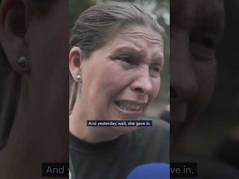 Venezuelans protest deaths of political prisoner and mother | DW News