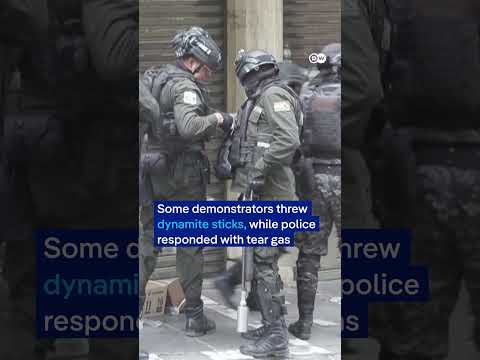 Protesters clash with police in La Paz | DW News