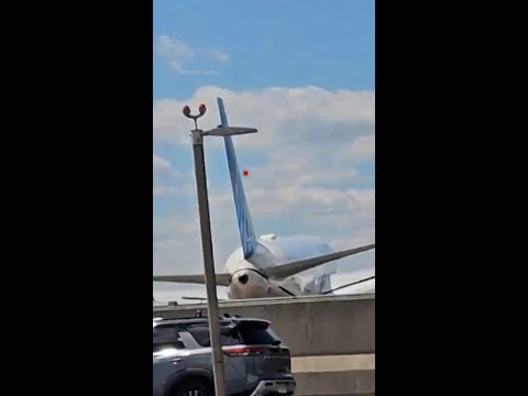 How a plane hit a truck before landing at Newark