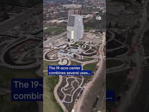 Obamas rebuke Trump at presidential center opening | DW News