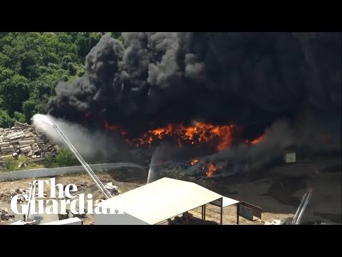 Blazing warehouse sends black smoke across Houston sky