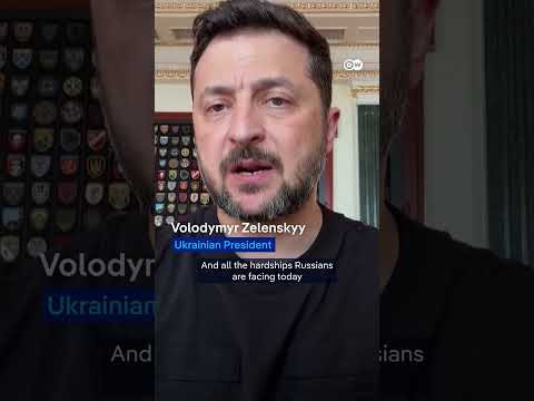 Major Crimea bridge destroyed in Ukrainian strike | DW News