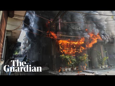 Delhi fire blazes through hotel building