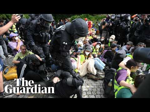 German riot police clash with protesters attempting to block far-right AfD conference