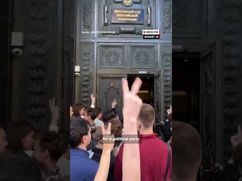 Why young Russians are holding apples in support of anti-war party