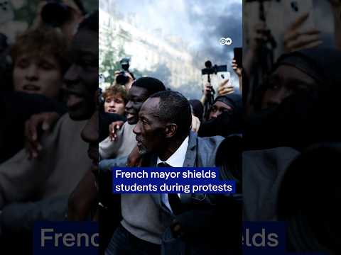 French mayor shields students during protests | DW News