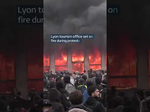 Lyon tourism office set on fire during protests