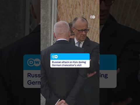 MOMENT: Russian strikes hit Kyiv as German Chancellor visits | DW News