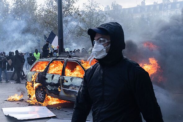 France riots: Widespread looting and hundreds arrested – ‘clear desire’ to attack